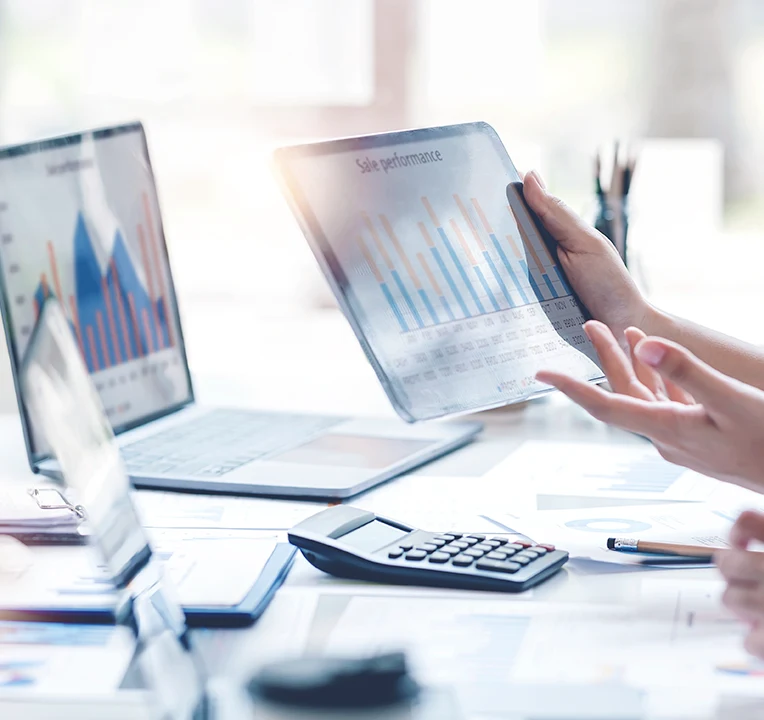 タブレットを持ちながら、画面に映る数値を説明している写真