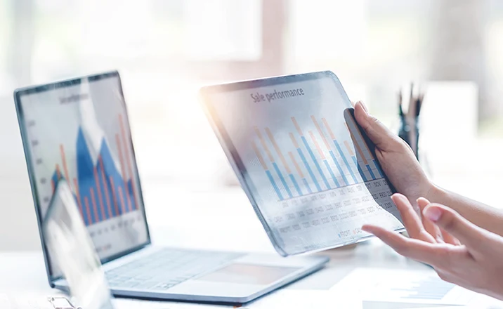 タブレットを持ちながら、画面に映る数値を説明している写真